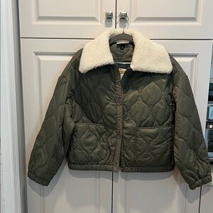 Universal threadsWoman’s Quilted Olive Jacket with Sherpa Collar light weight XS